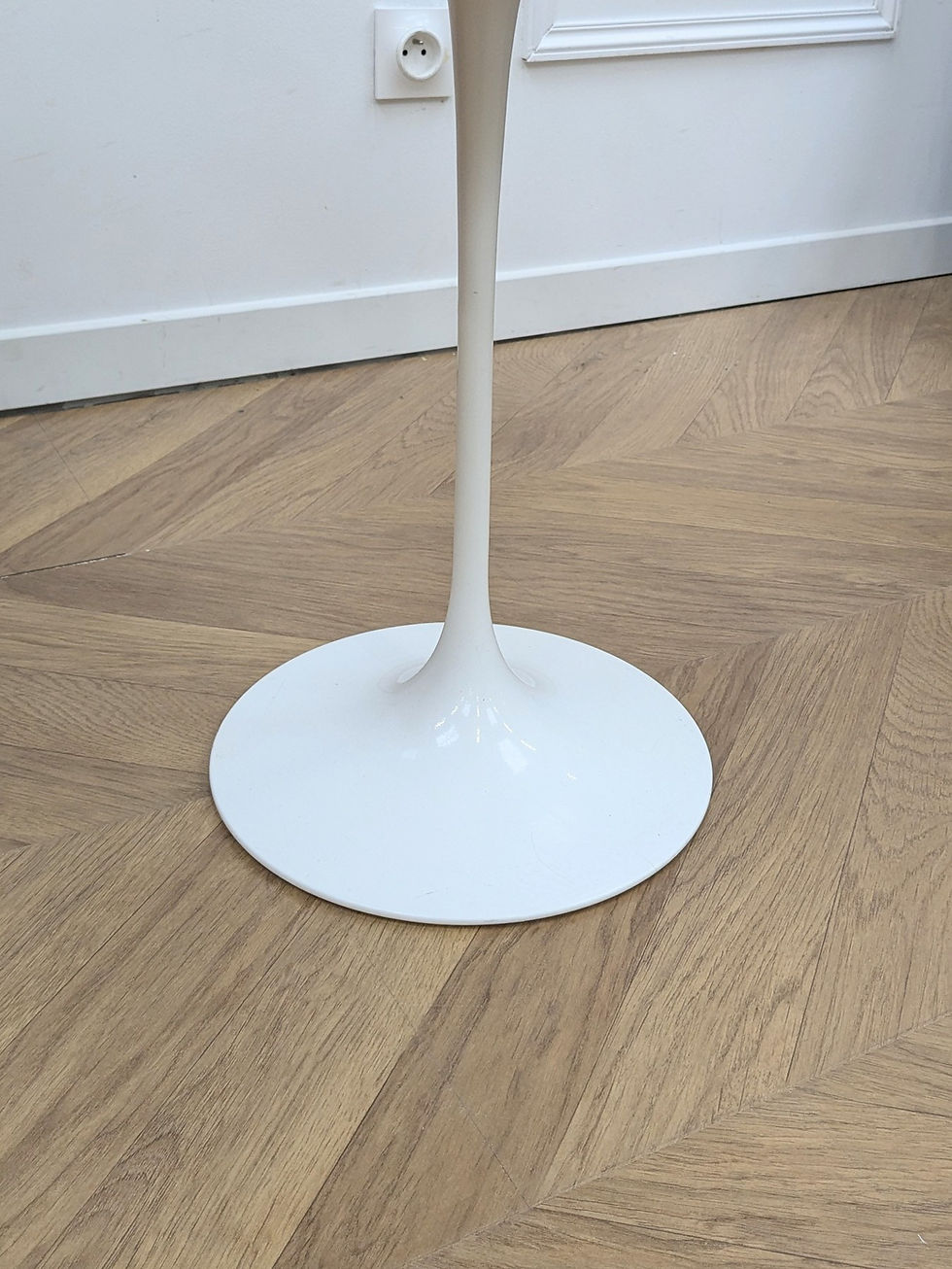 Thumbnail: Guéridon knoll avec plateau en marbre et pied tulipe