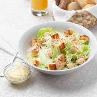 Ensalada César fresca y crujiente, preparada en el restaurante El Tenedor