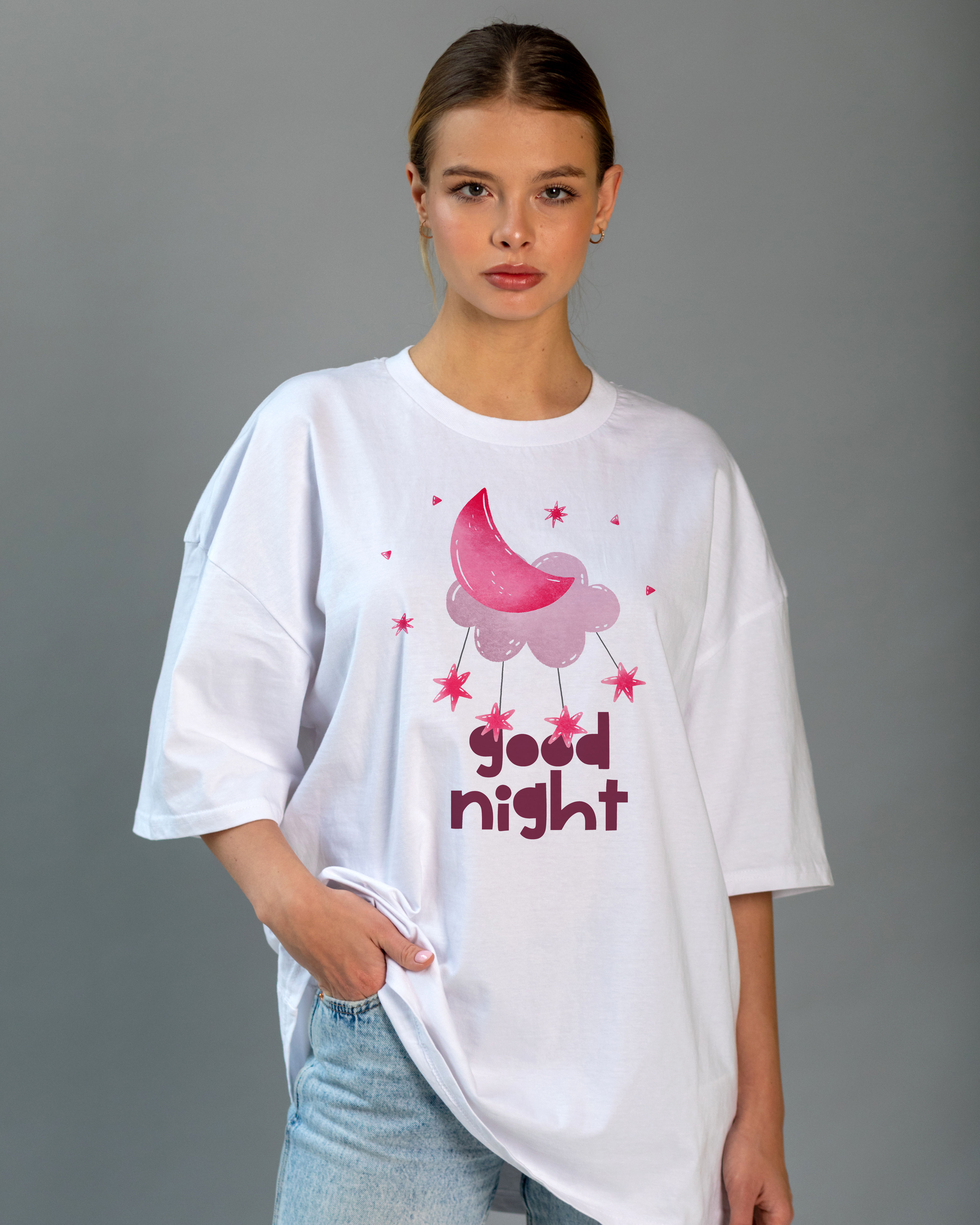 Girls' oversized t-shirt with a "Good Night" print.