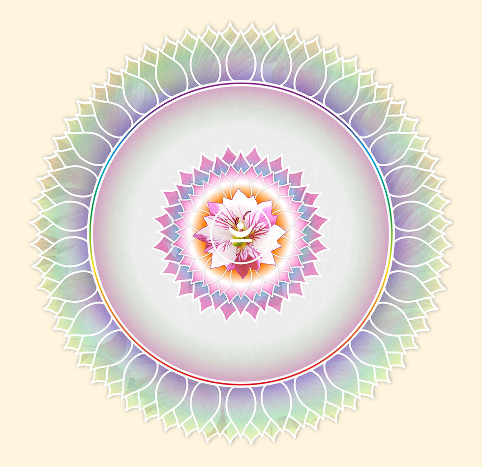 Mandala 'De Meditatie, de liefdesrelatie tussen jou en je ziel', met bloem in het centrum, omgeven door pastelkleurige patronen van bladeren op een crèmekleurige achtergrond. Rustgevend en symmetrisch.