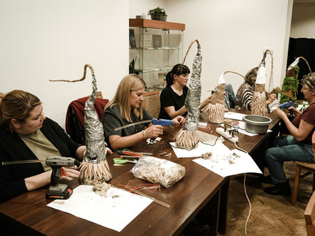  uczestniczki skupiły się na tworzeniu nowych form z wykorzystaniem wyłącznie naturalnych i odzyskanych materiałów.