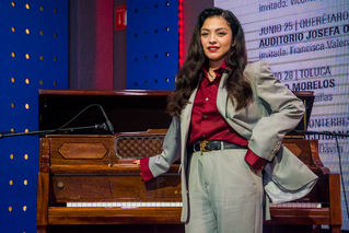 ¡Mon, hermana, ya eres Mexicana! Mon Laferte nos dio la noticia de su doble nacionalidad