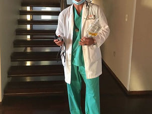 ¿Quién quiere que este doctor la atienda?; Chayanne causa furor con esta foto