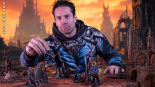 Greg entrain de jouer les Space Marines dans une partie de Warhammer 40K