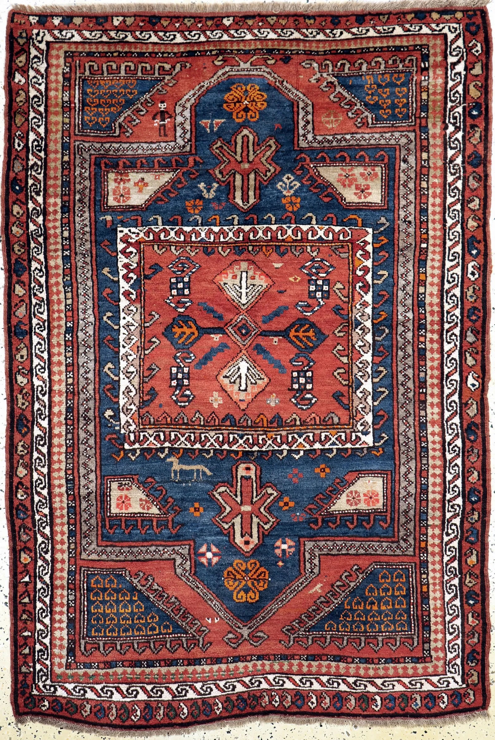 人と馬をモチーフにしたアンティーク・ファクラーロ・カザック・ラグ Fachralo Kazak Antique Rug with Human and Horse Figure