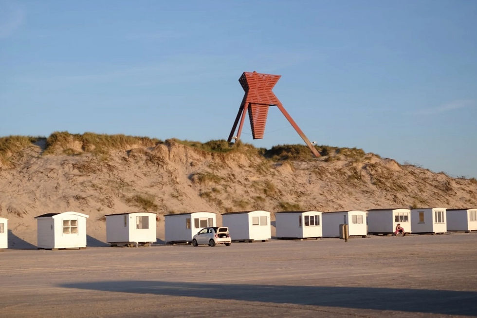 Det röde Sömärke i blokhus og de hvide strandhytter