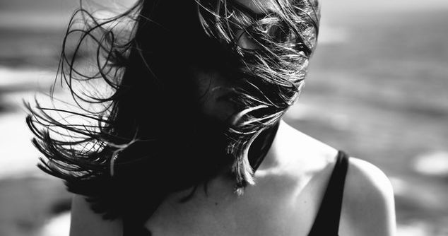 Frau mit dem Haar, das über Gesicht durc