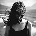 Femme aux cheveux soufflant sur la face