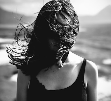 Femme aux cheveux soufflant sur la face