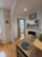 Intérieur chaleureux avec table dressée et clic clac / canapé.