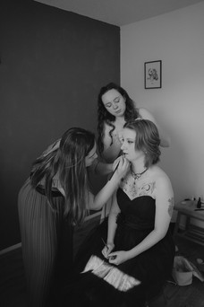 Préparatifs intimes d'un mariage à Lille - Mauryne et Gilles se préparent avec leurs proches et leurs adorables chats.