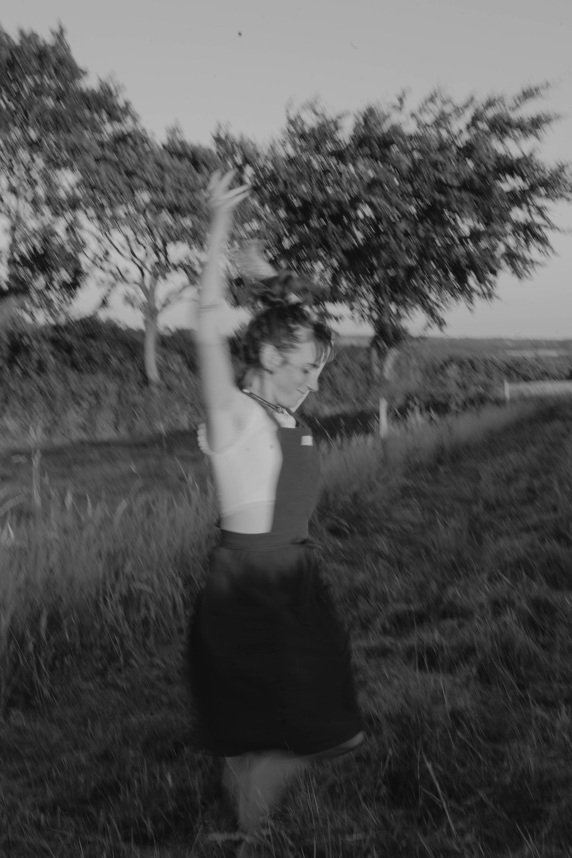 Après ce moment intérieur, on a filé dehors. À quelques pas de là, les herbes hautes, les arbres, le vent qui passe dans les feuilles. Une autre ambiance. Un autre ancrage. Elle a changé de tenue — et j’ai retrouvé une autre facette d’elle : plus ancrée, plus sauvage peut-être. Et c’est ça que j’aime dans ces séances en deux temps : on a le droit d’être plusieurs choses à la fois. Aujourd’hui, je propose justement ce type de séance à celles et ceux qui choisissent une séance photo classique avec moi.