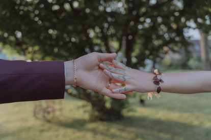 Photos de couple romantiques au coucher du soleil - Instant magique sélectionné par le photographe de mariage à Lille.
