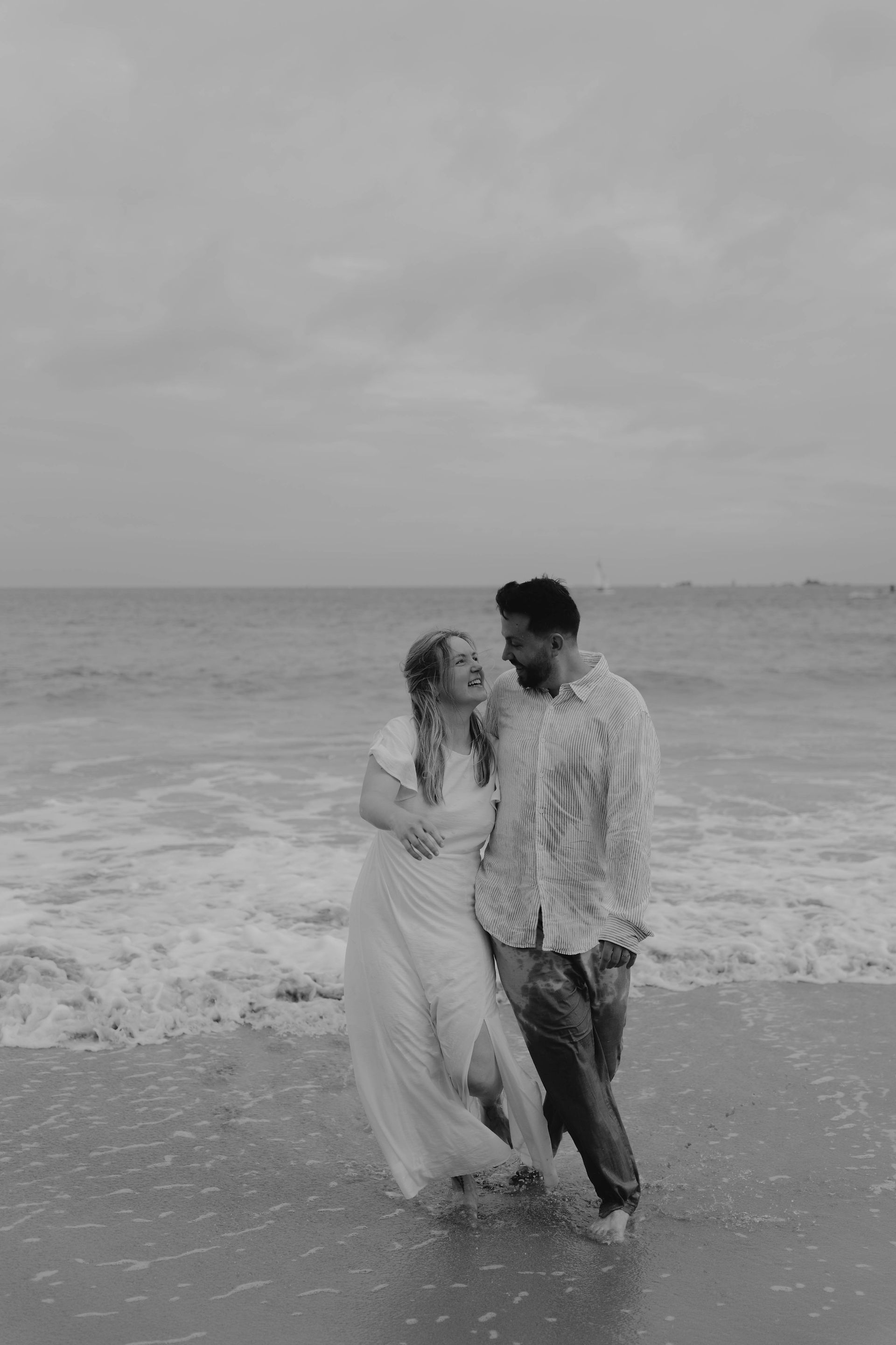 Séance photo romantique d'Audrey et Nicolas dans l'eau à Saint Lunaire, Bretagne.