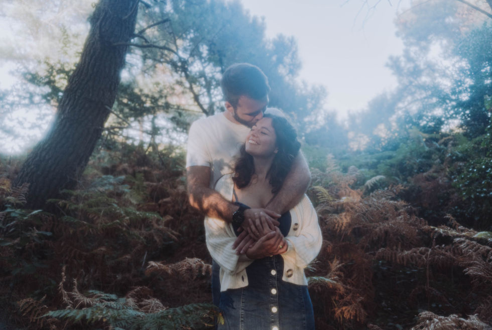 Instant intime : Garance et Paul échangeant un regard plein de complicité lors d'une balade sur le sentier côtier à Erquy lors de leur séance engagement en Bretagne.
