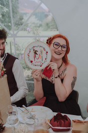 Vin d'honneur festif dans un magnifique jardin du Nord - Mauryne et Gilles partagent des moments joyeux avec leurs proches