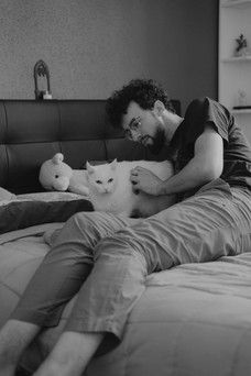 Préparatifs intimes d'un mariage à Lille - Mauryne et Gilles se préparent avec leurs proches et leurs adorables chats.