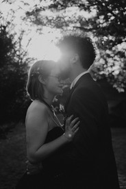 Photos de couple romantiques au coucher du soleil - Instant magique sélectionné par le photographe de mariage à Lille.