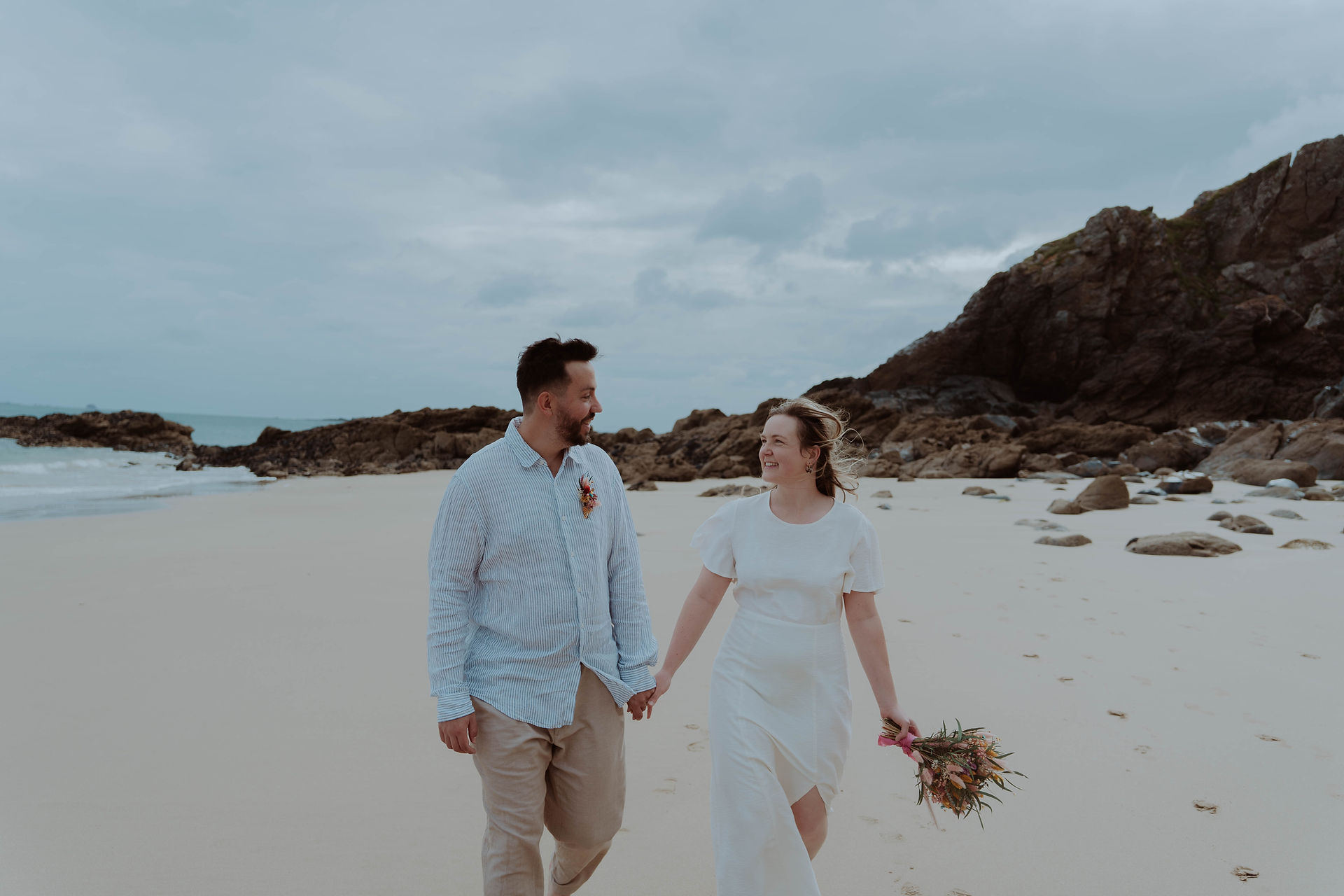 Audrey et Nicolas sur la plage de Saint Lunaire en Bretagne, célébrant leur premier anniversaire de mariage.