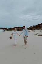 Audrey et Nicolas sur la plage de Saint Lunaire en Bretagne, célébrant leur premier anniversaire de mariage.