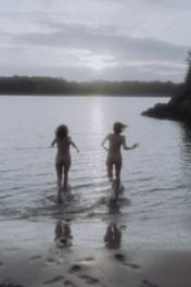 Découvrez un superbe nu artistique sur une plage pittoresque des Côtes d'Armor, près de Saint-Malo en Bretagne. Les vagues tumultueuses, le sable doré et le ciel changeant offrent un décor spectaculaire pour cette fusion entre le corps humain et la beauté naturelle bretonne.