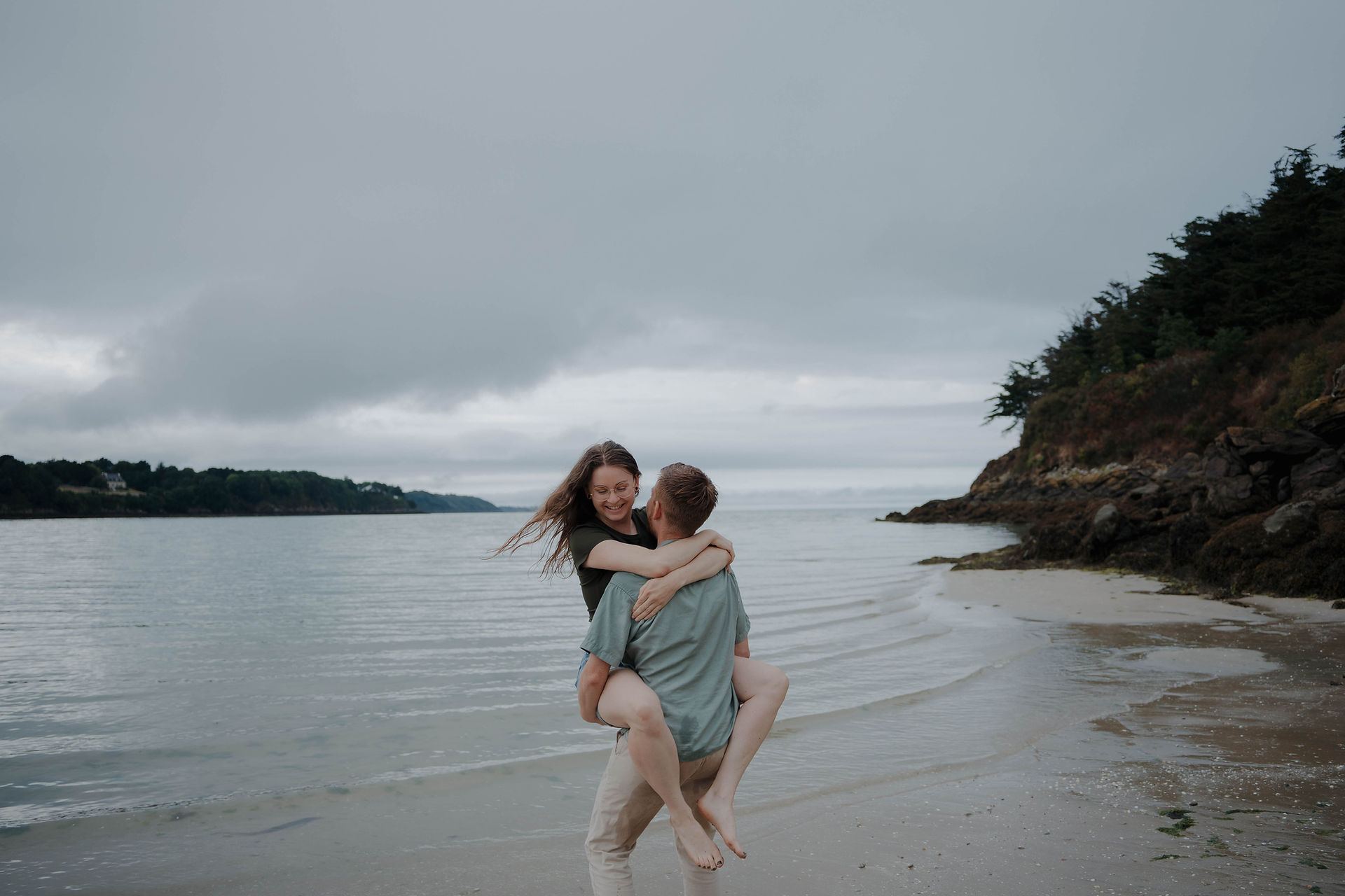 Une séance couple sous la pluie en Bretagne