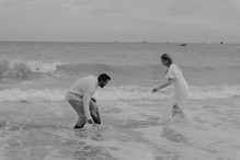 Séance photo romantique d'Audrey et Nicolas dans l'eau à Saint Lunaire, Bretagne.