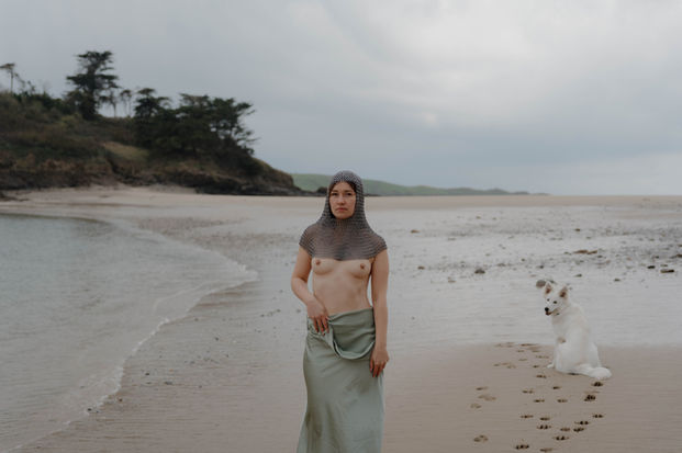 portraits en Bretagne, photographe de portraits en Bretagne, portraits authentiques, essence féminine, connexion avec la nature, beauté brute, séances photo personnalisées, expérience artistique, réservez votre séance photo en Bretagne