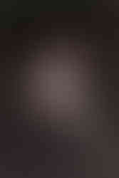 Découvrez un superbe nu artistique sur une plage pittoresque des Côtes d'Armor, près de Saint-Malo en Bretagne. Les vagues tumultueuses, le sable doré et le ciel changeant offrent un décor spectaculaire pour cette fusion entre le corps humain et la beauté naturelle bretonne.