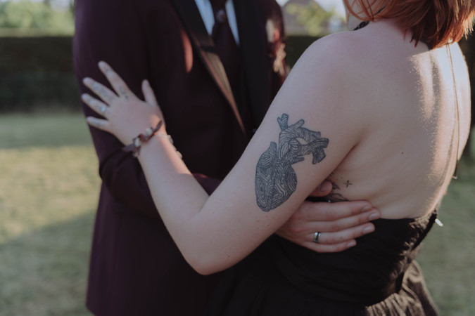 Photos de couple romantiques au coucher du soleil - Instant magique sélectionné par le photographe de mariage à Lille.
