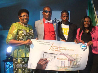 Namibië se Paralimpiese naelloopkampioen Ananias Shikongo is gister deur Standard Bank Namibië veree