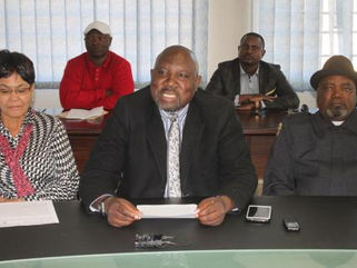 Onnies stel ultimatum oor salarisse