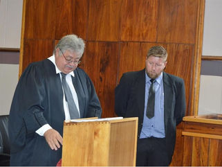 Een van die eerste mense op die ongelukstoneel waarin ses mense gesterf het, het gister in Jandré Di