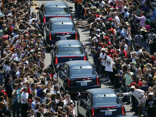 ‘Ali! Ali!’ sing skare terwyl stoet ry