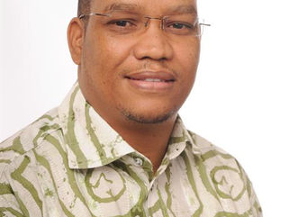 Die adjunkminister van grondhervorming, mnr. Bernardus Swartbooi, ontken dat hy aangebied het om uit