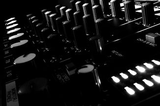 Mixing-console-for-beatmaking-1024x680_e