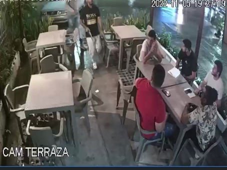 Con pistola en mano atracaron a clientes en un restaurante en el norte de Barranquilla.