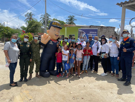 ARMADA DE COLOMBIA ENTREGA 50 KITS ESCOLARES A LOS NIÑOS DEL BARRIO LA ALBORADA EN CIÉNAGA MAGDALENA