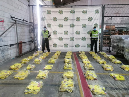 Policía Fiscal y Aduanera decomisan 400 camisetas falsas de la Seleccion Colombia