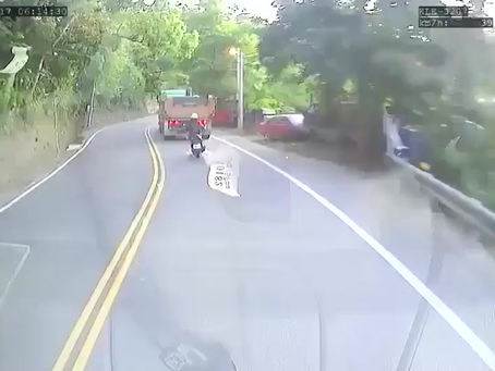 La imprudencia de este motociclista que casi le hace perder la vida, y así hacen muchos.
