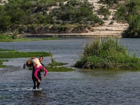 LLLEVA A SU MADRE EN BRAZOS, NO LA ABANDONÓ, JUNTOS BUSCAN UNA MEJOR VIDA.