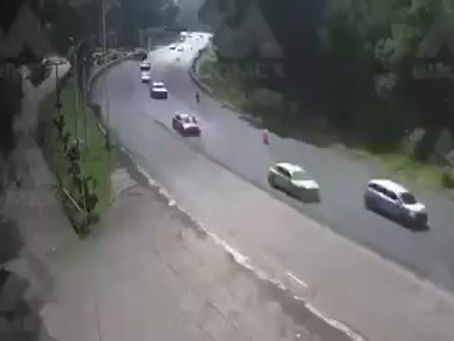 En vídeo quedó registrado como un camión de carga se queda sin frenos y se lleva a varios autos.