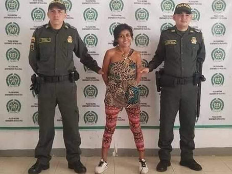 Una mujer capturada por pegarle continuamente a su compañero sentimental, y se ríe ante las cámaras