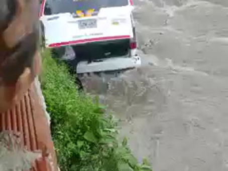 Arroyo en Barranquilla arrastra a una buseta escolar con 12 niñas.