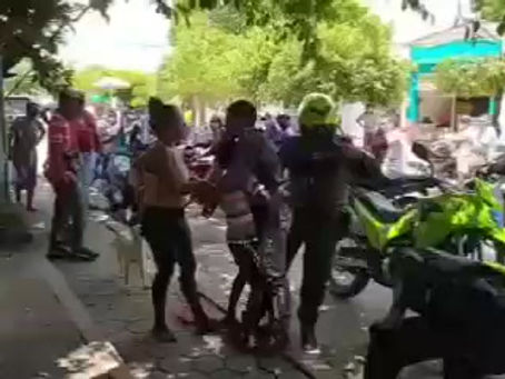 La golpeaba delante de su hijo, llega la policía y ella pelea con la policía para que no se lo lleve