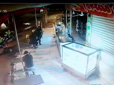 Un delincuente se atrevió a robar a dos patrullas motorizadas en una panadería en Cali