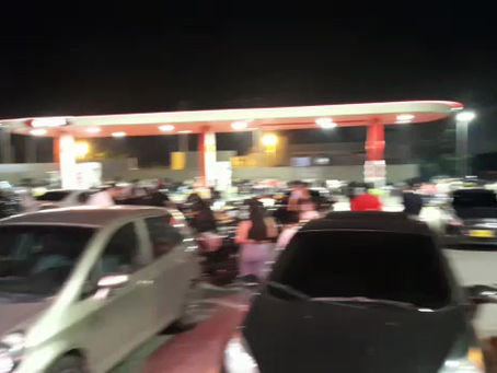 Increíble motociclistas se reunen en una estación de gasolina para realizar maniobras peligrosas
