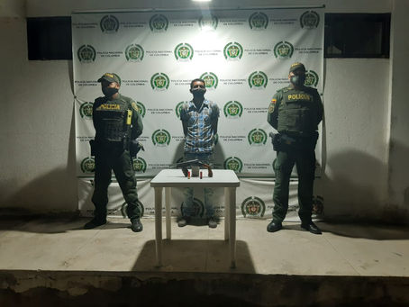 FUERON INTERCEPTADOS EN LA TRONCAL  PRETENDIA ESCONDER LA ESCOPETA EN SU CASCO 