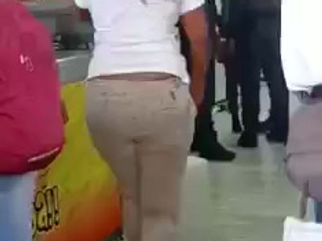 Una mujer compró un dedito, no le gustó, y le metió la mano en aceite caliente de la vendedora.