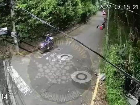 Delincuentes atracaron a una pareja, 2 escoltas lo impidieron capturando a 1 y le dieron paloterapia